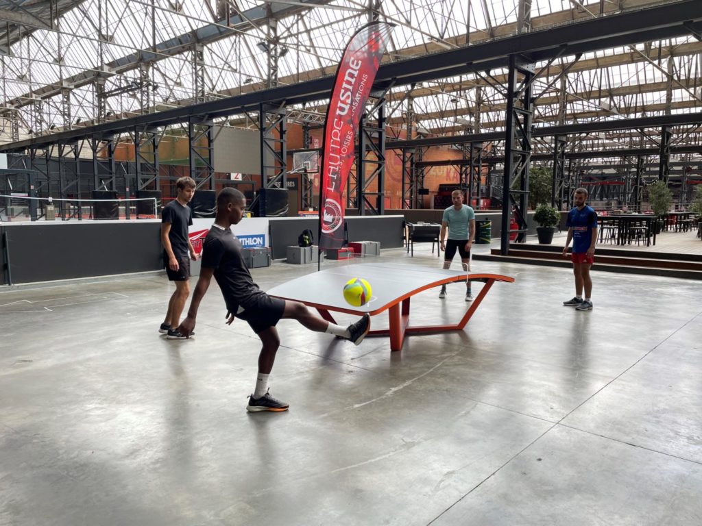 Jeu de teqball à l'autre usine